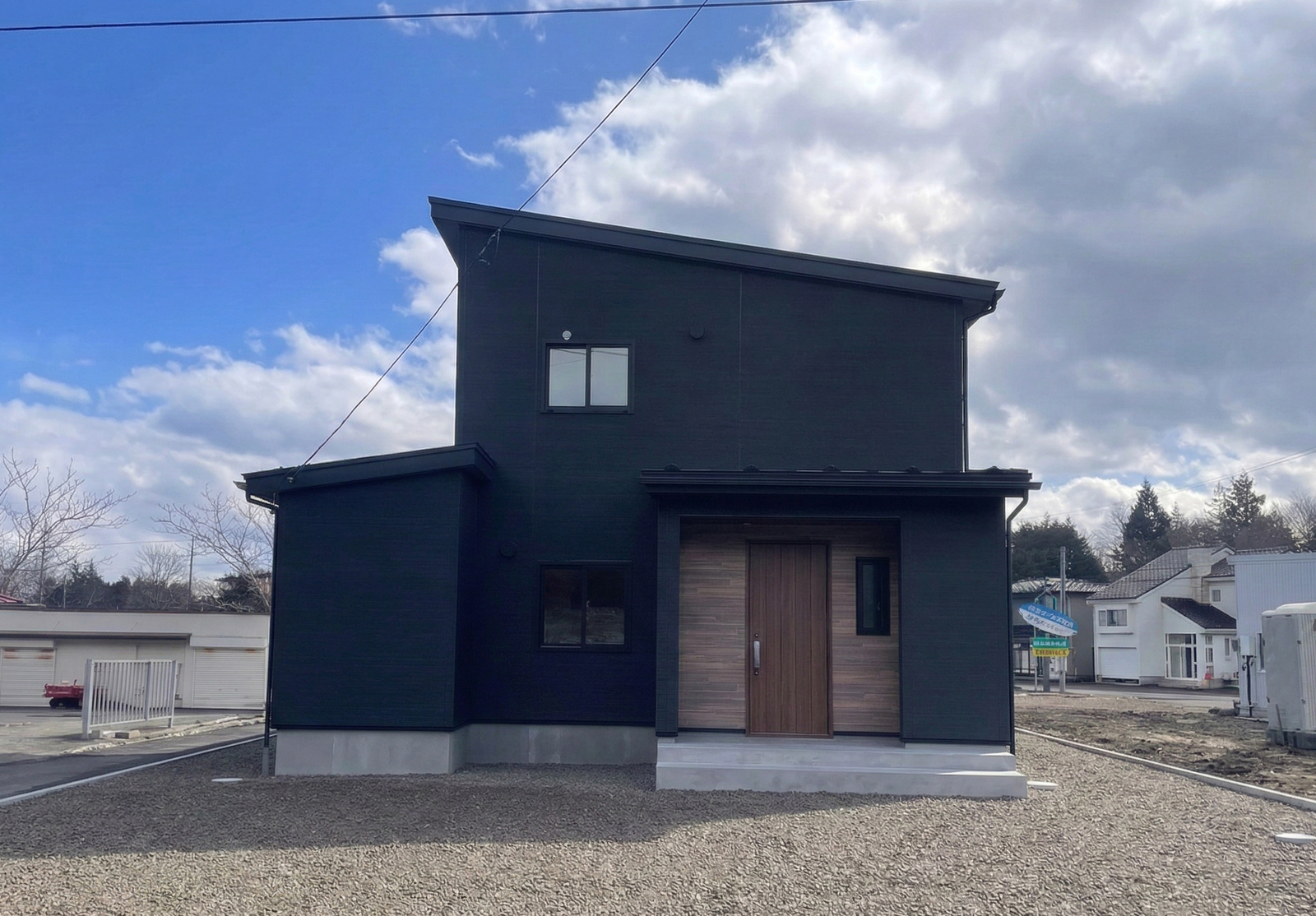 時を重ね、家族に寄り添う。木の香りと機能美が調和する家