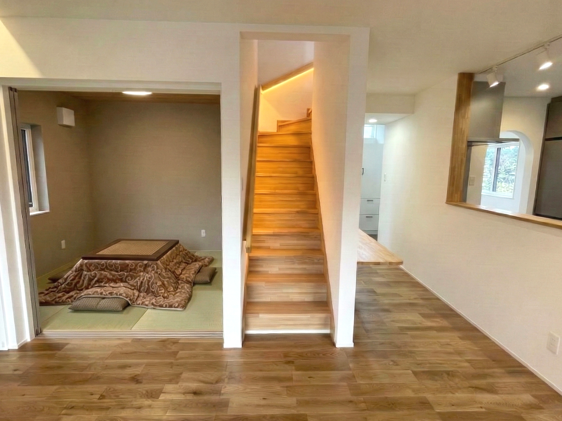 時を重ね、家族に寄り添う。木の香りと機能美が調和する家